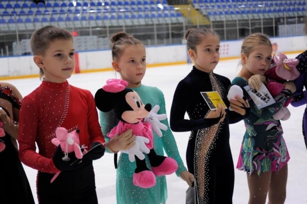 Юным рязанским фигуристам вручили подарки от Александры Трусовой