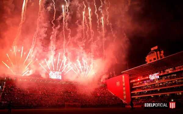 &laquo;Эстудиантес&raquo; спустя 14 лет открыл новый стадион. Во время трансляции показали, как по крыше ходит огненный лев (это спецэффекты)