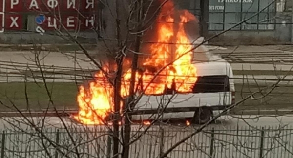 В Чебоксарах выгорел дотла микроавтобус: что известно о происшествии