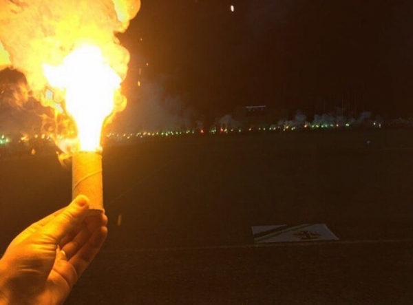 Фанаты &laquo;Торпедо&raquo; красиво попрощались со стадионом Стрельцова: цветы, баннеры и монументальное файер-шоу 