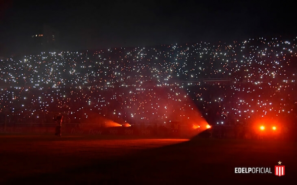 &laquo;Эстудиантес&raquo; спустя 14 лет открыл новый стадион. Во время трансляции показали, как по крыше ходит огненный лев (это спецэффекты)