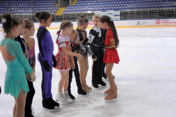Юным рязанским фигуристам вручили подарки от Александры Трусовой