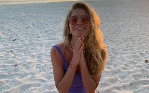 Вера Брежнева откровенно позировала в песке