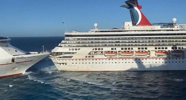В мексиканском порту произошло столкновение двух круизных лайнеров