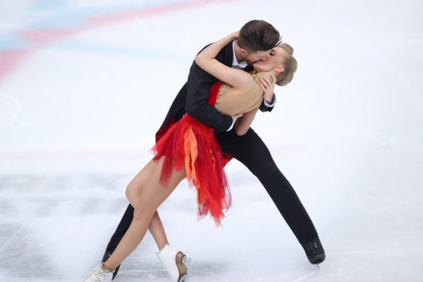 «Нас с детства критиковали: я – шпала, несуразная, у Вани отец якобы все купил». Степанова и Букин – сама страсть на льду