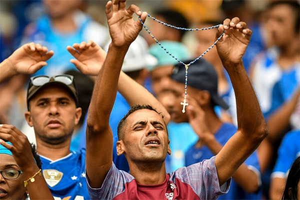 &laquo;Крузейро&raquo; вылетел впервые в истории. Фанаты клуба ломали кресла и жгли дымовые шашки