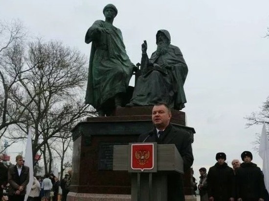 В Керчи установлен памятник единству Крыма и РФ