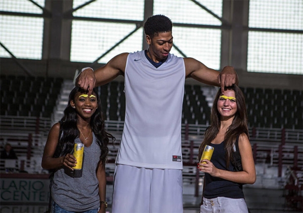 Дэвис превратил свою монобровь в успешный бренд: снимает ее в рекламе, оформил ее как товарный знак