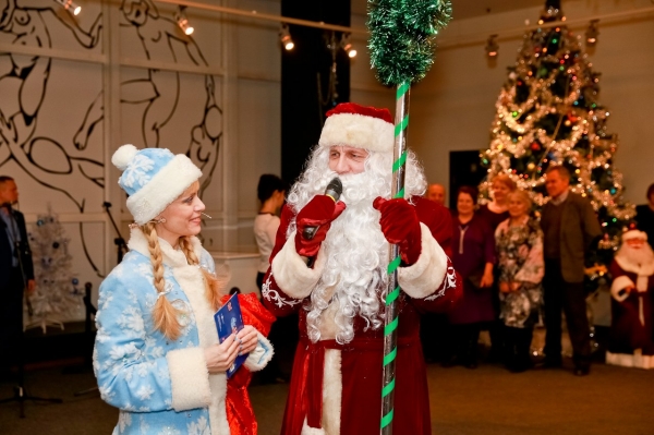 Детей из поселка Омского свозили на елку в &laquo;Пятом театре&raquo;