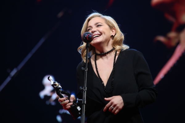 Лановой заставил зал встать на вручении театральной премии