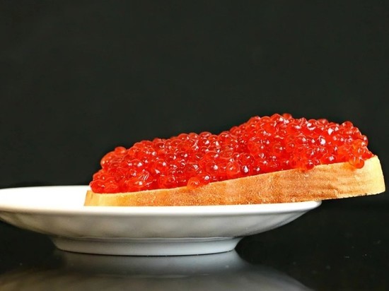 Врачи определили безопасную "дозу" красной икры на Новый год