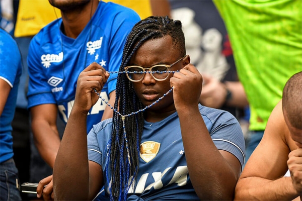 &laquo;Крузейро&raquo; вылетел впервые в истории. Фанаты клуба ломали кресла и жгли дымовые шашки