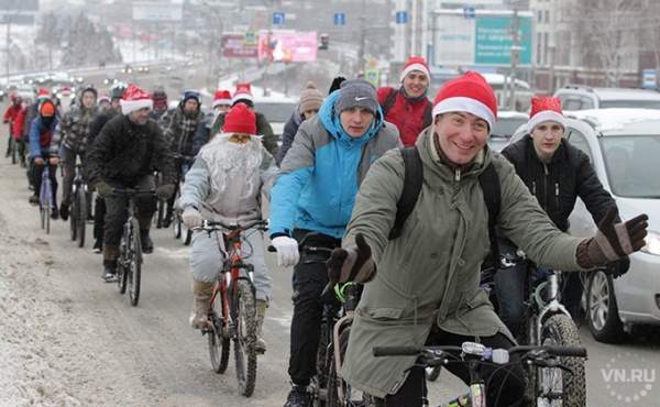Деды Морозы на велосипедах заставили новосибирцев улыбаться