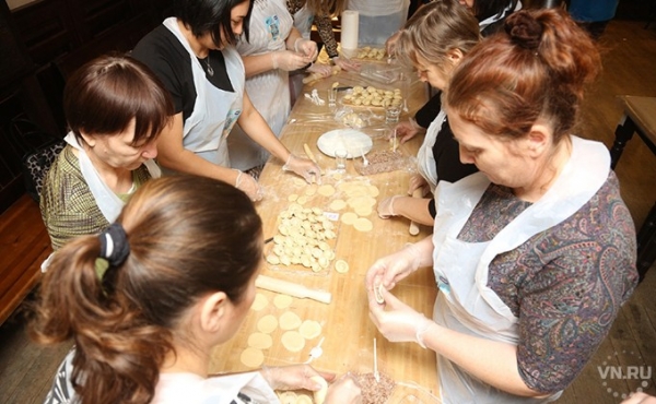 Новосибирцы слепили 18 тысяч пельменей в пользу приемных детей