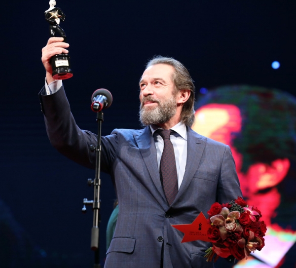 Лановой заставил зал встать на вручении театральной премии