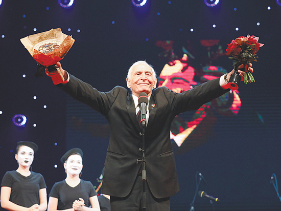 Лановой заставил зал встать на вручении театральной премии