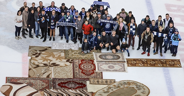 Фанаты World of Tanks пришли на хоккейный матч с коврами и сложили из них танк