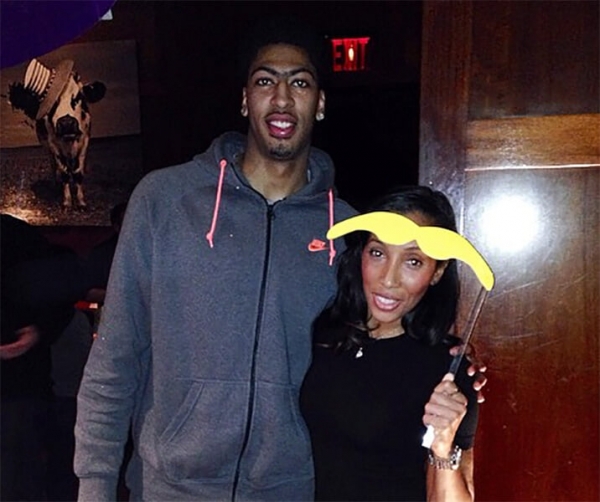 Дэвис превратил свою монобровь в успешный бренд: снимает ее в рекламе, оформил ее как товарный знак