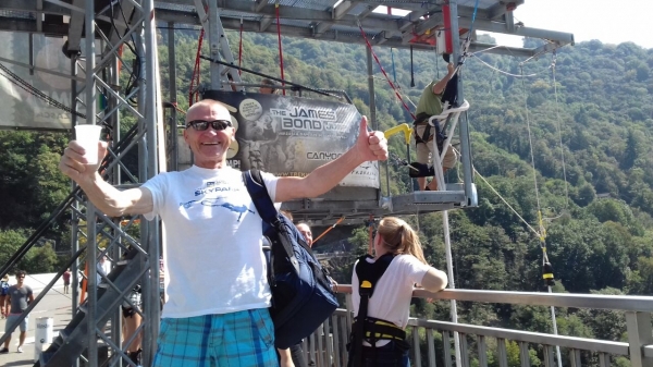 Наш блогер повторил прыжок с плотины из фильма про Джеймса Бонда. Ему 63 ?