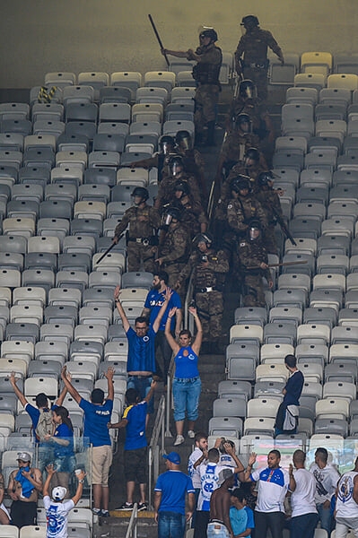 &laquo;Крузейро&raquo; вылетел впервые в истории. Фанаты клуба ломали кресла и жгли дымовые шашки