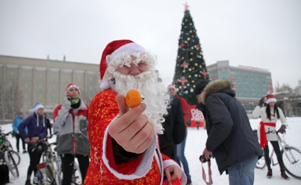 Деды Морозы на велосипедах заставили новосибирцев улыбаться