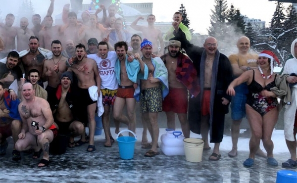 Десятки мокрых полуголых людей собрались на площади Ленина