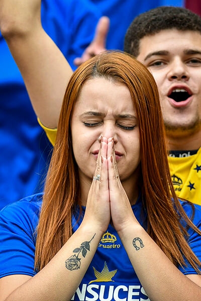 &laquo;Крузейро&raquo; вылетел впервые в истории. Фанаты клуба ломали кресла и жгли дымовые шашки