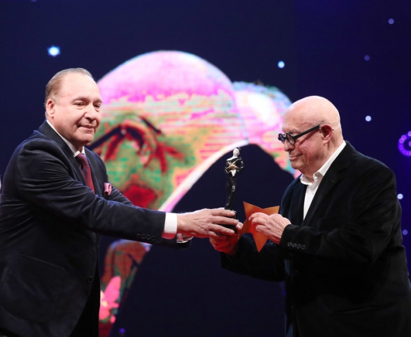 Лановой заставил зал встать на вручении театральной премии