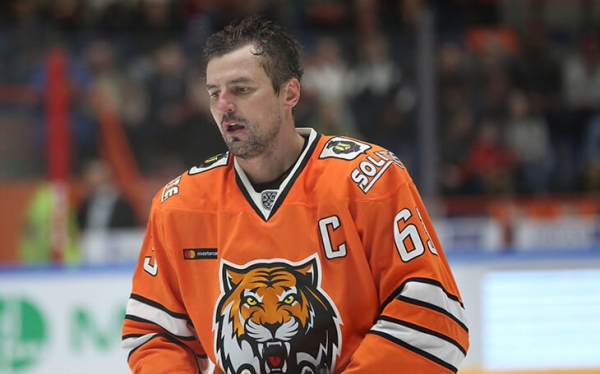 Капитан «Амура» вступился за жену – и попал в больницу. Нападавший говорит, что сам защищался