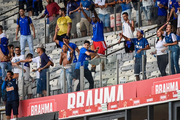 &laquo;Крузейро&raquo; вылетел впервые в истории. Фанаты клуба ломали кресла и жгли дымовые шашки