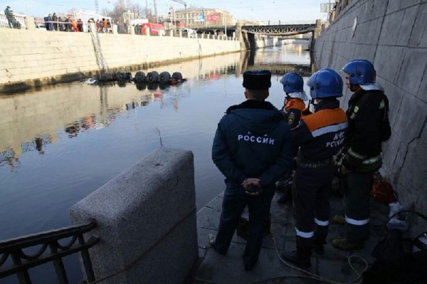 В Петербурге в Неву упал бетоновоз