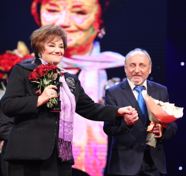 Лановой заставил зал встать на вручении театральной премии