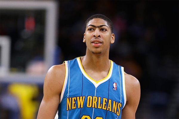 Дэвис превратил свою монобровь в успешный бренд: снимает ее в рекламе, оформил ее как товарный знак