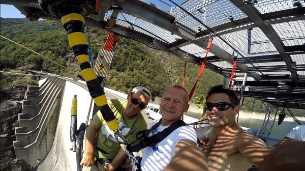 Наш блогер повторил прыжок с плотины из фильма про Джеймса Бонда. Ему 63 ?