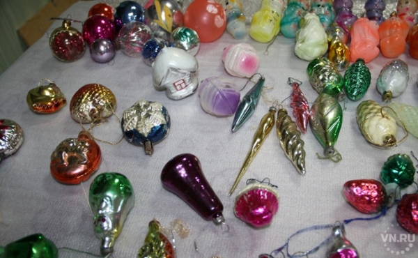 Редкие новогодние игрушки передали Баганскому музею