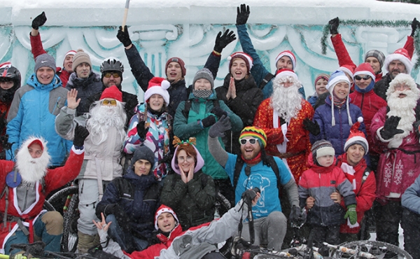 Деды Морозы на велосипедах заставили новосибирцев улыбаться