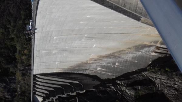 Наш блогер повторил прыжок с плотины из фильма про Джеймса Бонда. Ему 63 ?