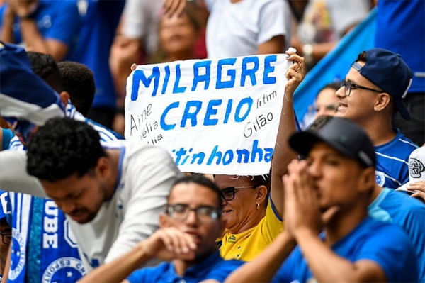 &laquo;Крузейро&raquo; вылетел впервые в истории. Фанаты клуба ломали кресла и жгли дымовые шашки