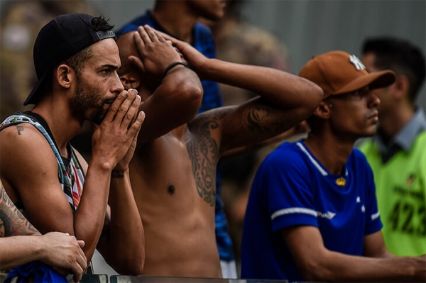 &laquo;Крузейро&raquo; вылетел впервые в истории. Фанаты клуба ломали кресла и жгли дымовые шашки