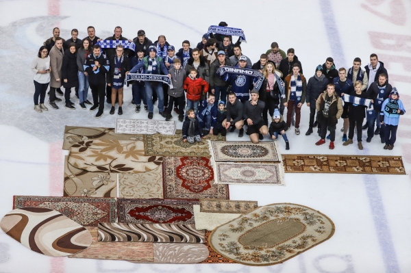 Фанаты World of Tanks пришли на хоккейный матч с коврами и сложили из них танк