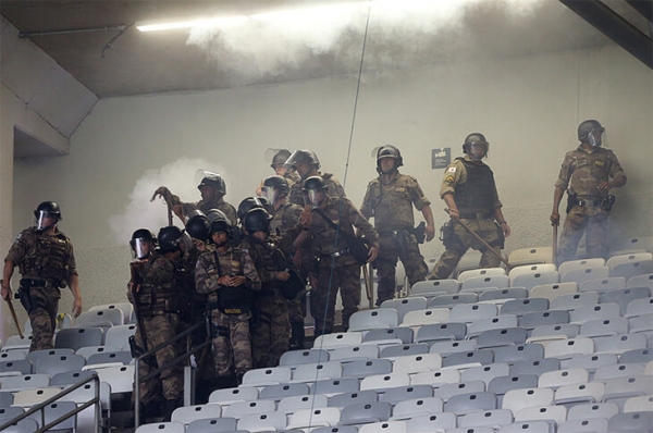 &laquo;Крузейро&raquo; вылетел впервые в истории. Фанаты клуба ломали кресла и жгли дымовые шашки