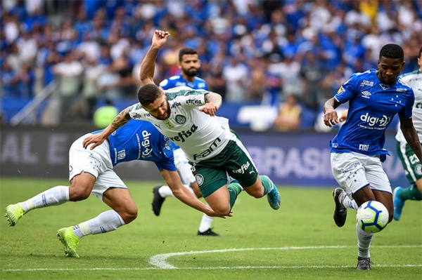 &laquo;Крузейро&raquo; вылетел впервые в истории. Фанаты клуба ломали кресла и жгли дымовые шашки