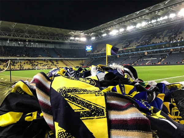 Фанаты «Фенербахче» закидали поле шарфами прямо во время матча. Это красивая акция поддержки пострадавших от землетрясения