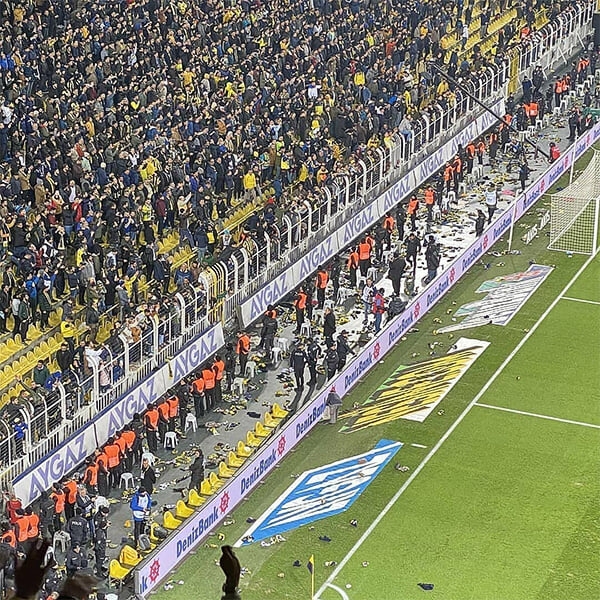 Фанаты «Фенербахче» закидали поле шарфами прямо во время матча. Это красивая акция поддержки пострадавших от землетрясения