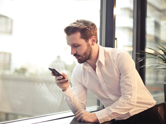 Эксперт рассказал об опасностях нового способа начисления зарплаты по мобильному