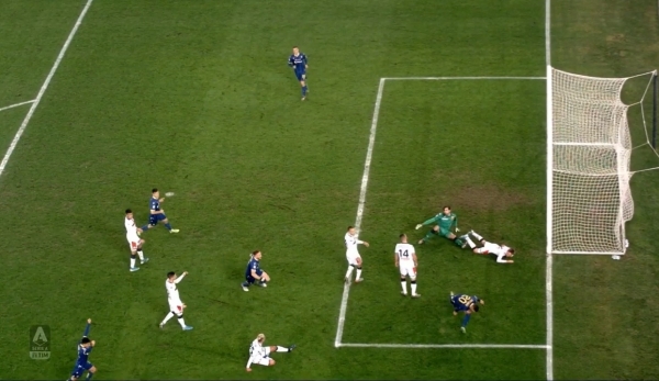 Матч серии А задержали на 15 минут &ndash; перерисовывали кривую разметку 