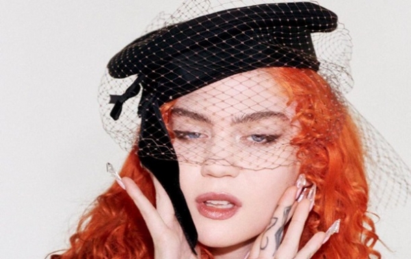 Обнаженная певица намекнула на беременность от Илона Маска