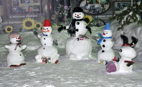 Мужик на ледяной печи спит в центре села Сузунского района