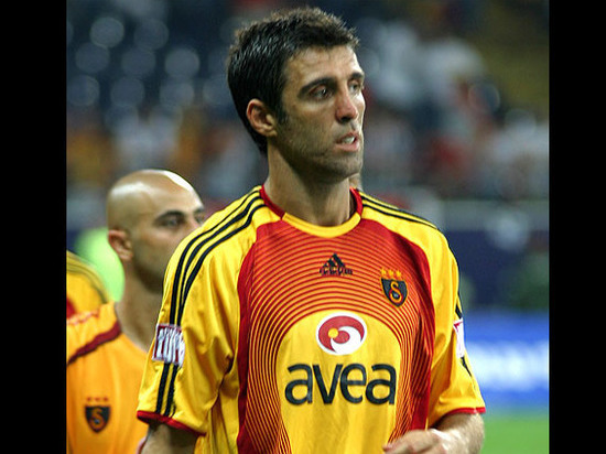 Легендарный турецкий футболист, оскорбивший Эрдогана, работает таксистом в США