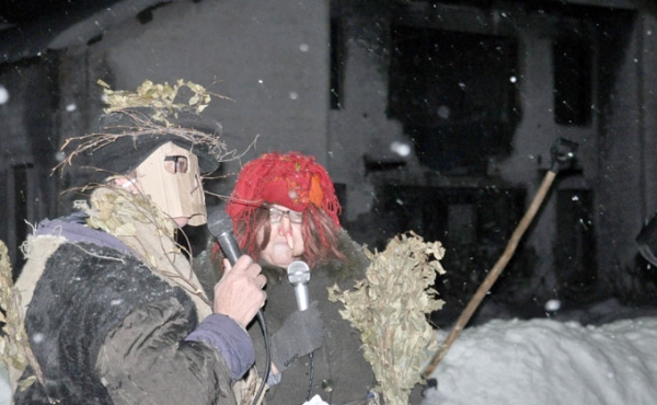 Мужик на ледяной печи спит в центре села Сузунского района